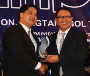 Supply Chain Management Association of the Philippines president Arnel Gamboa (left) hands guest of honor Rep. Magtanggol Gunigundo a plaque of appreciation at the recent SCMAP induction of officers.