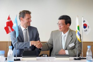 Maersk Line COO Soren Toft and HHI COO Sam Ka at the signing ceremony