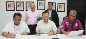 The lease agreement was signed by (seated, L to R) BOC-Cebu district collector Arnulfo Marcos, CPA general manager Edmund Tan, Oriental Port and Allied Services vice chairman Dennis Mendoza. Witnessing the event were (standing from left) Customs commissioner Alberto Lina, DOTC undersecretary Julianito Bucayan, Jr., 