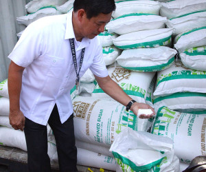 Intelligence Group (IG) deputy commissioner Jessie Dellosa and sugar industry representatives on August 27 led public viewing of the seized merchandise that arrived at the Manila International Container Port (MICP) in several batches between last month and last week.