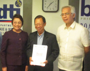 Board of Investment governor Lucita Reyes (left) and executive director Efren Leaño (right) presented the project’s certificate of registration to ICTSI procurement and general services director Antonio Coronel.