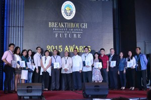  Customs commissioner Alberto Lina (eight from left) and Finance undersecretary Carlo Carag (ninth from left) at the awarding ceremonies for the top importers and customs brokers for 2015.