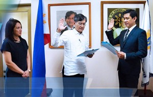 Atty Raj PAlacios, Palacios took his oath of office before Socioeconomic Planning Secretary and Director General of National Economic and Development Authority (NEDA) Emmanuel F. Esguerra with former executive director Canilao. The PPP Center, mandated to facilitate the implementation of the country’s PPP program and projects and is the central coordinating and monitoring agency for all PPP projects in the Philippines, is an attached agency of NEDA.