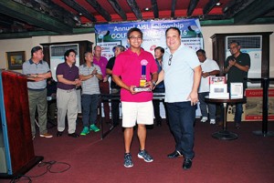 Jude Eustaquio (left) emerged as the event's Low Gross Champion. With him is Association of International Shipping Lines president Patrick Ronas.
