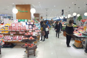 Grocery_shopping_in_Tokyo,_Japan